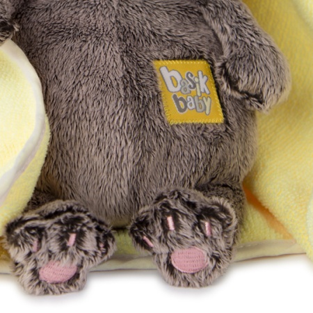 в полотенце с капюшоном