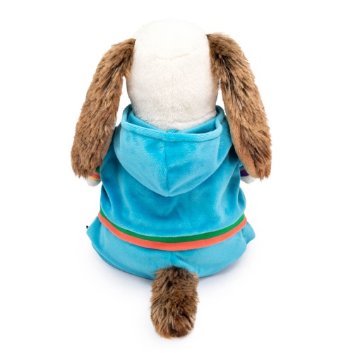 в костюме для прогулок